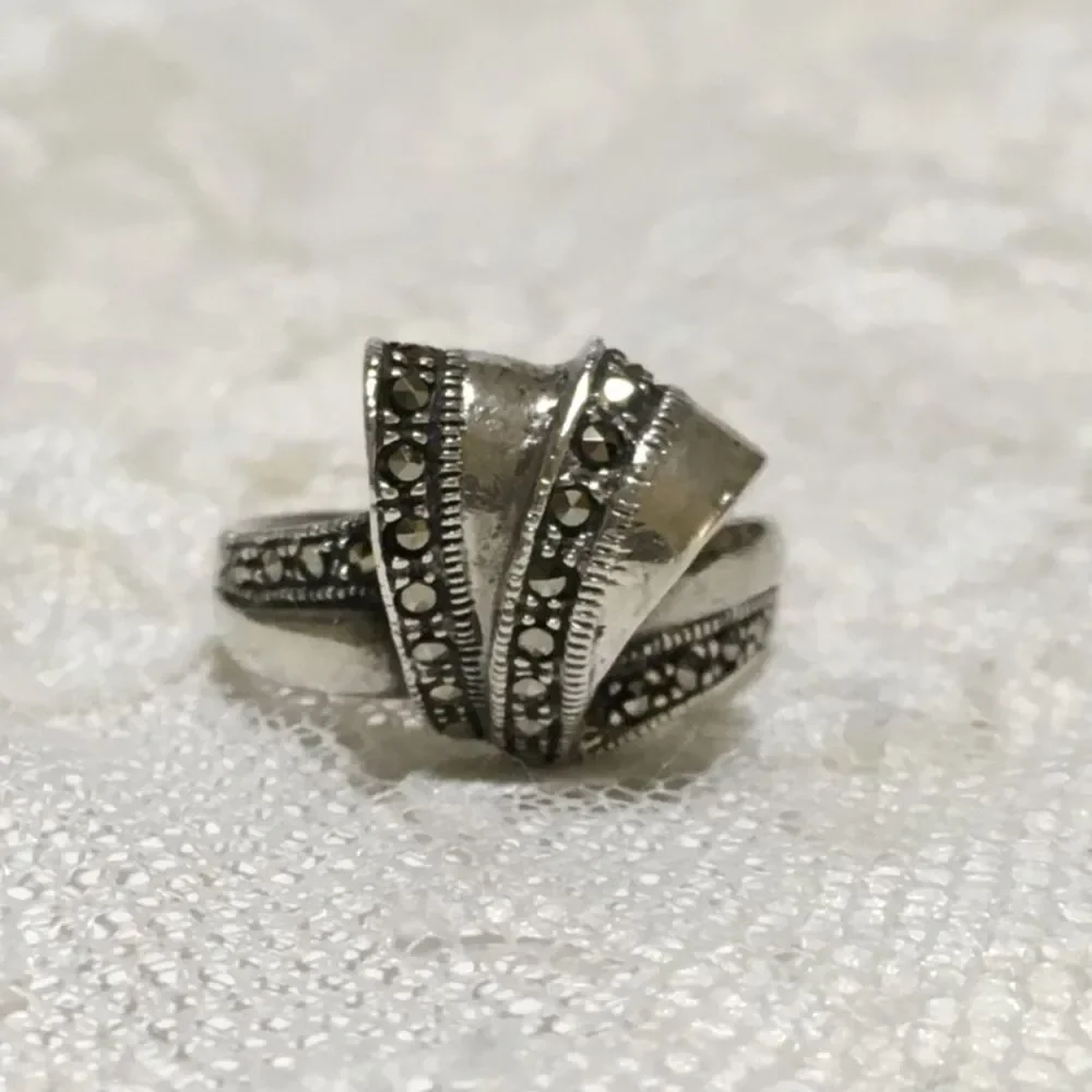 Vintage Sterling Silver Ring Womens Sz 8.25 Ribbon Bow design Marcasite Accents
